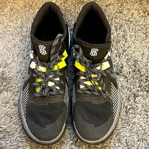 Nike Kyrie Flytrap Basketball Sneakers